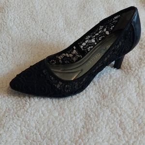NWT Andrew Gellar lack crochet lace heels